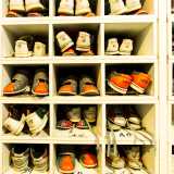 ...e dietro al quale vi sono le scarpe da bowling esposte in ordine di grandezza: da quelle per bambini ai numeri pi� alti